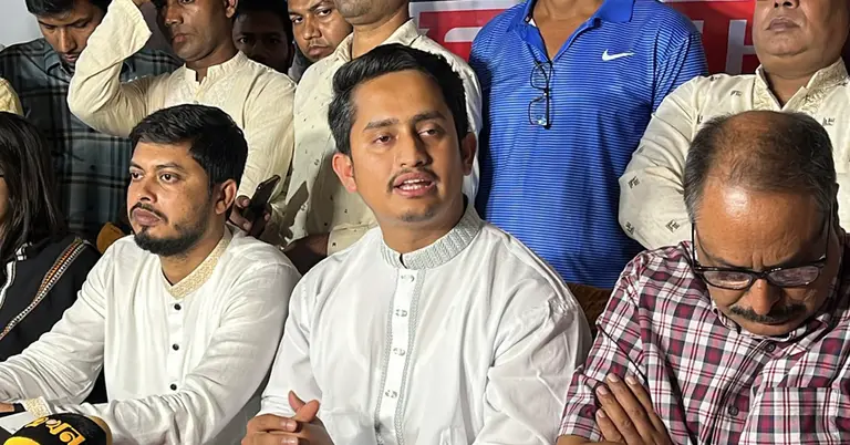 এনসিপি জেলা শাখা আয়োজিত সমন্বয় সভায় ব্ক্তব্য রাখছেন সারজিস